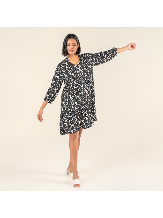robe longueur genoux à motifs fleuris noirs sur fond beige