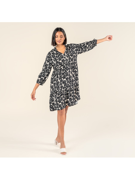 robe longueur genoux à motifs fleuris noirs sur fond beige