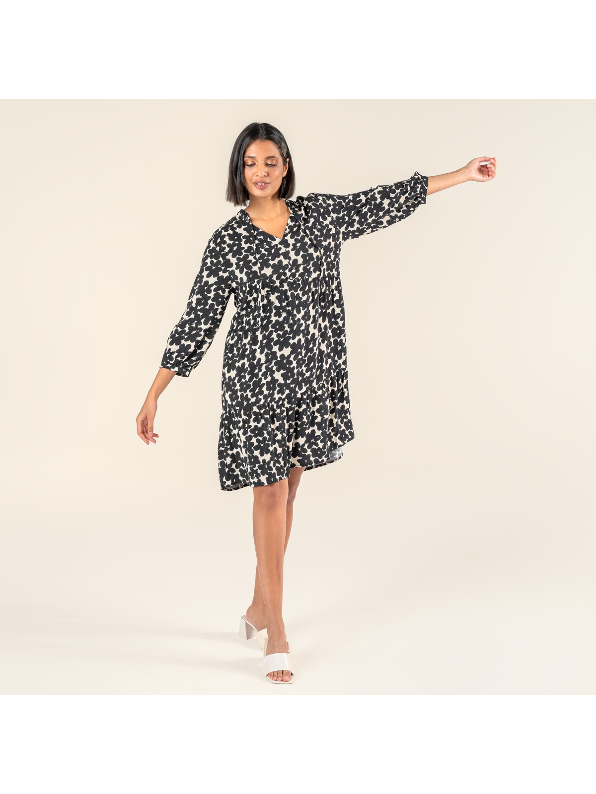 robe longueur genoux à motifs fleuris noirs sur fond beige