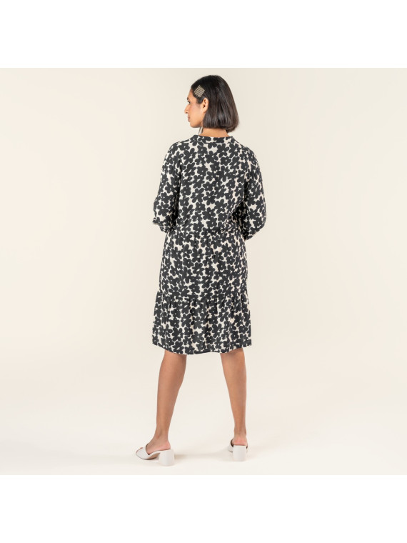 robe longueur genoux à motifs fleuris noirs sur fond beige