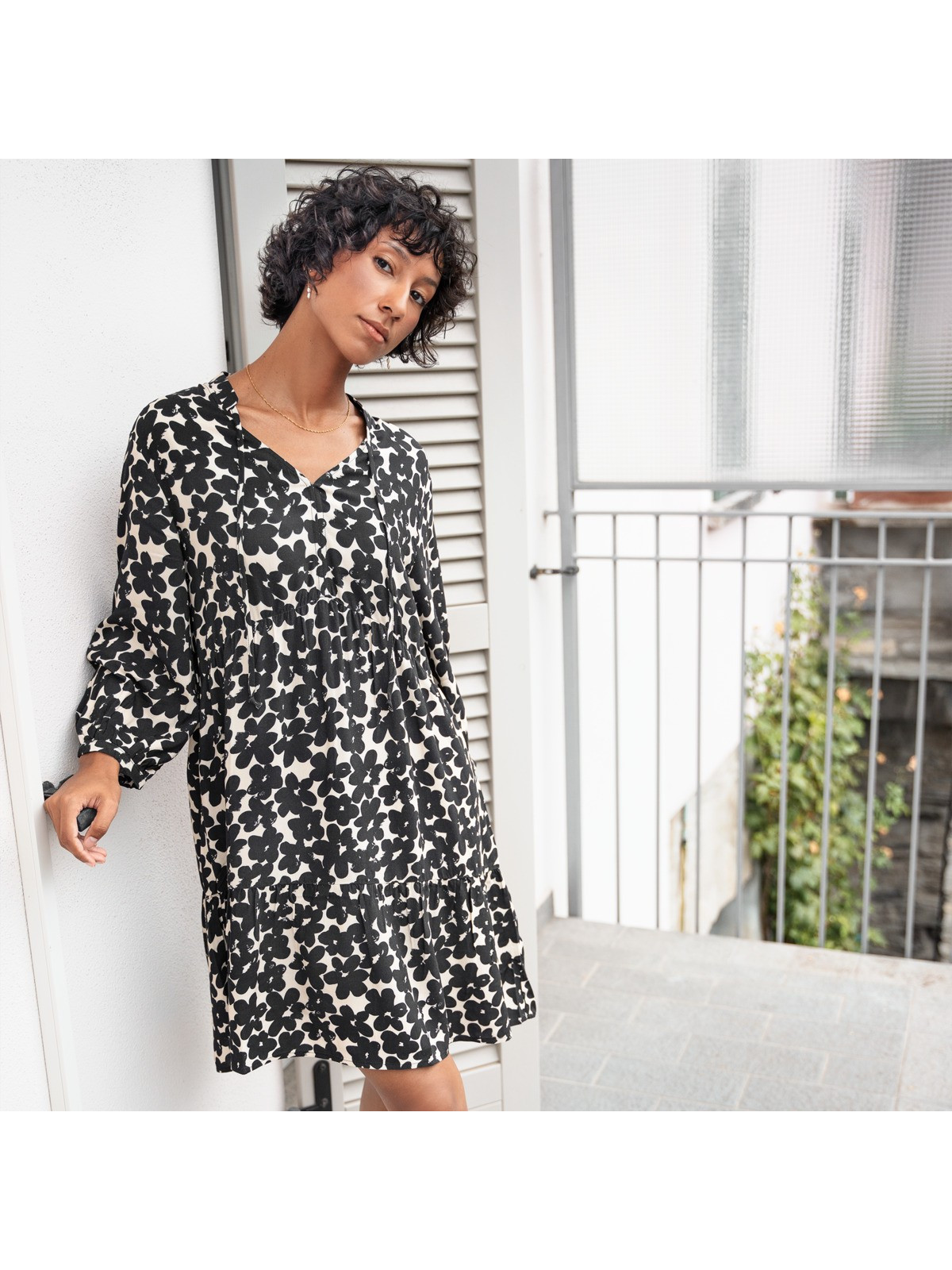 robe longueur genoux à motifs fleuris noirs sur fond beige