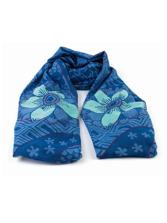 écharpe bleue motifs fleurs