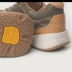 chaussures type baskets kaki lacets jaunes semelles blanches