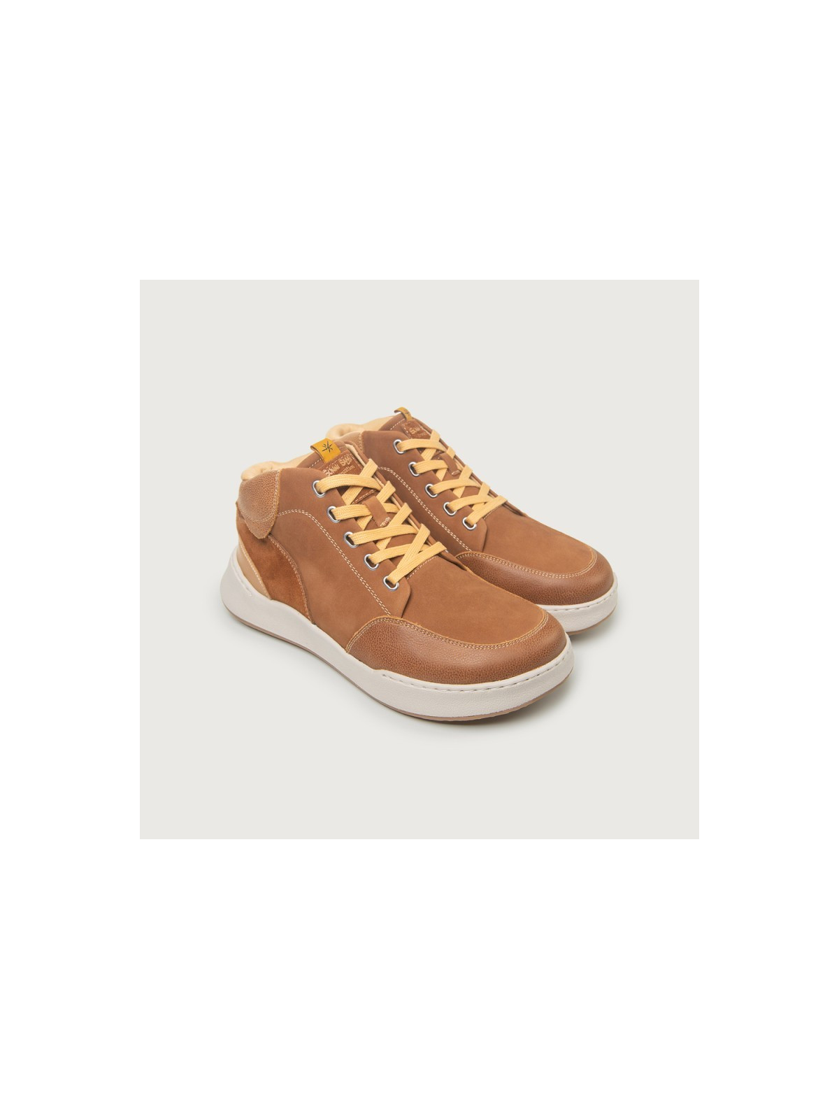 chaussures montantes couleur camel lacet jaune semelles blanches