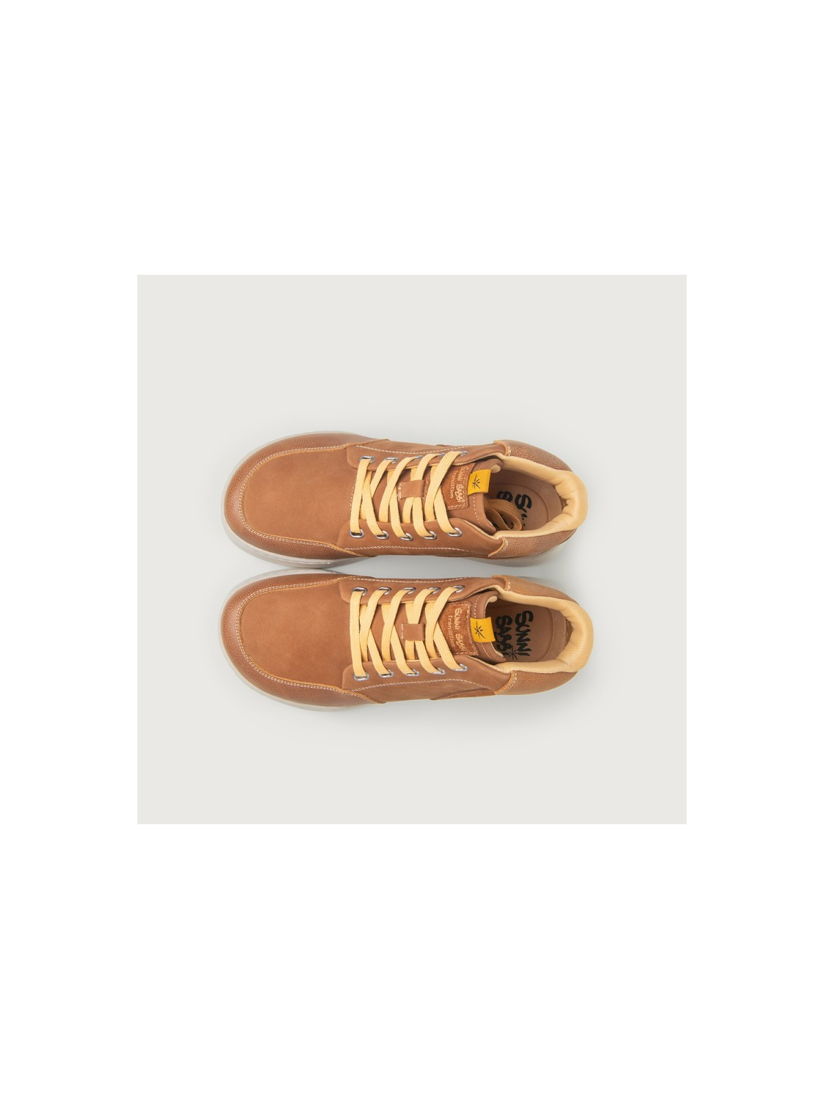 chaussures montantes couleur camel lacet jaune semelles blanches