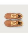 chaussures montantes couleur camel lacet jaune semelles blanches