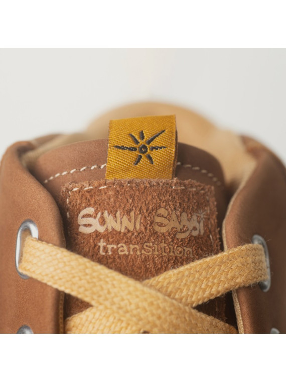 chaussures montantes couleur camel lacet jaune semelles blanches