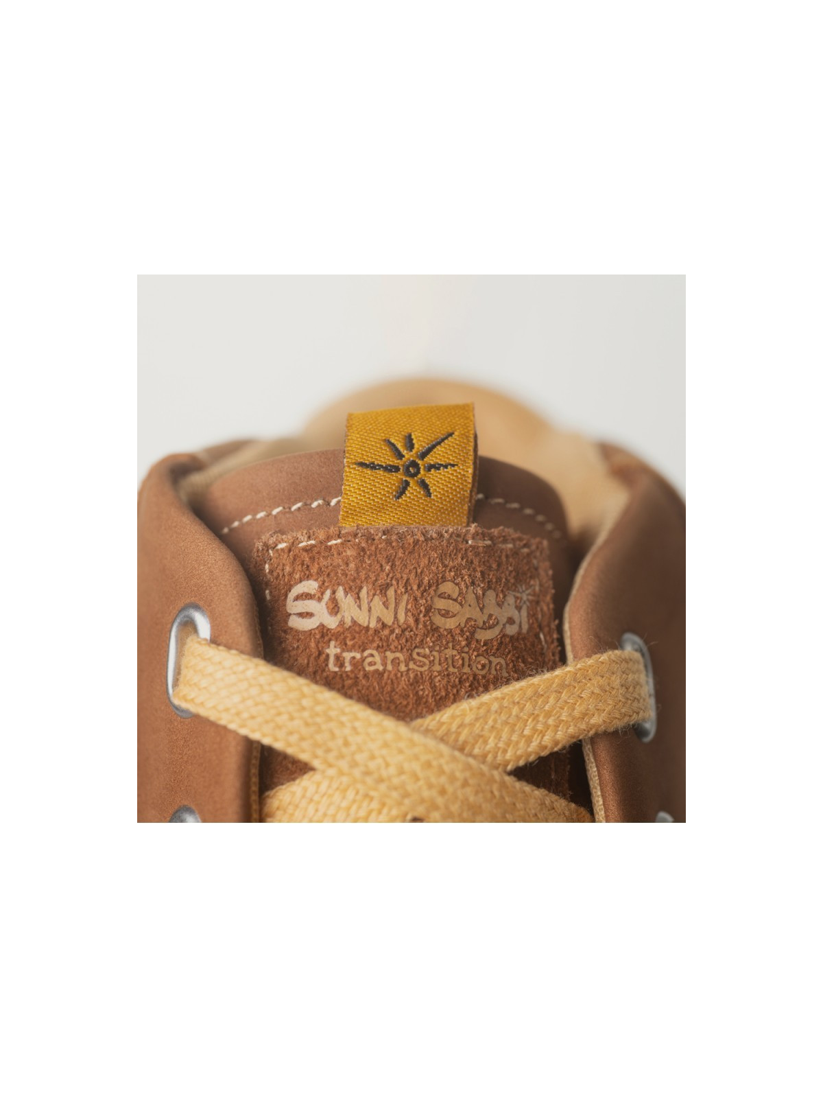 chaussures montantes couleur camel lacet jaune semelles blanches