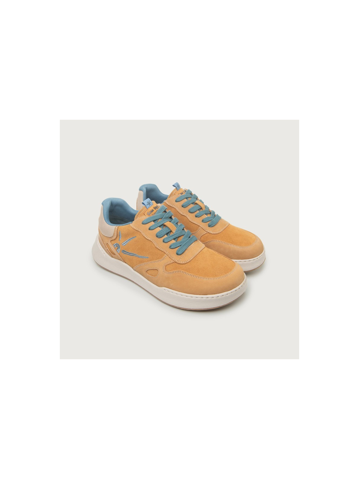 chaussures type baskets couleur ocre lacets et intérieur bleu