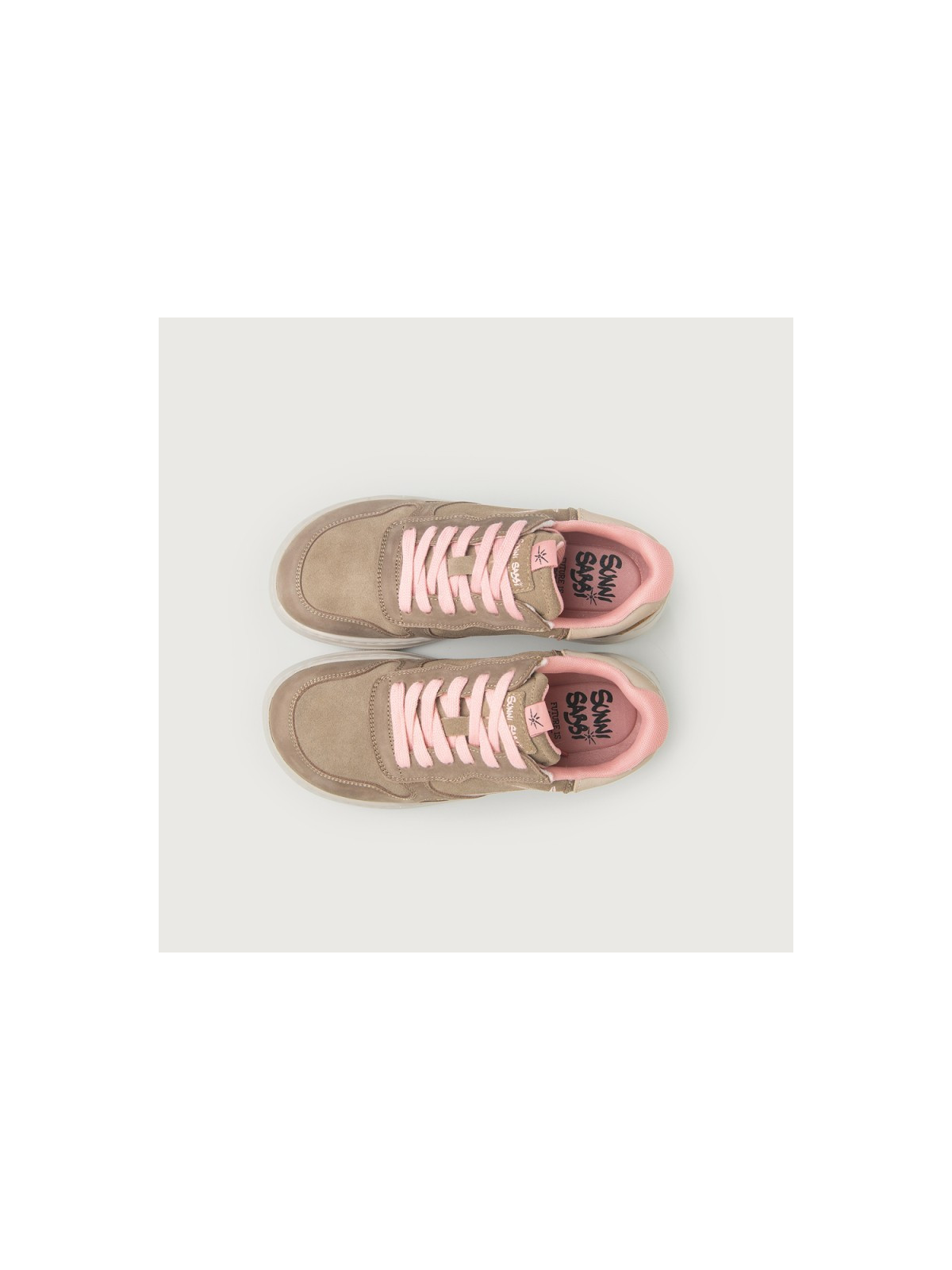 chaussures type baskets olive lacets roses et semelles épaisses blanches