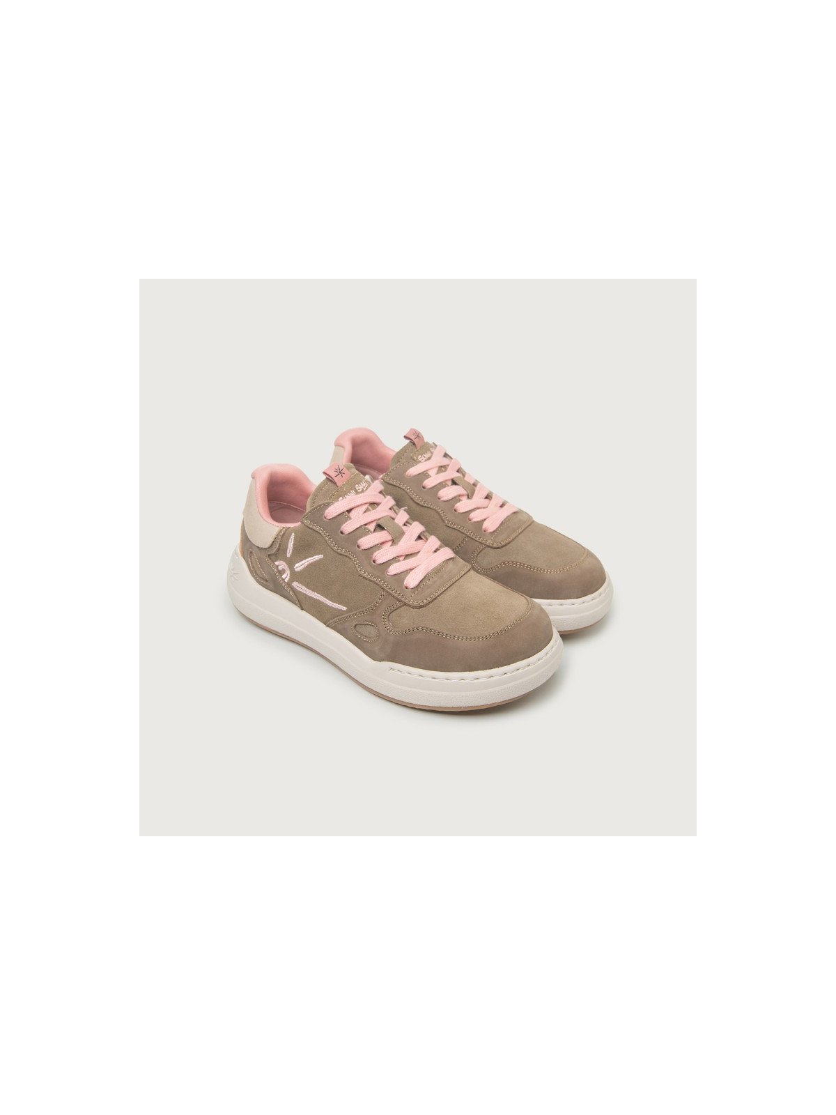 chaussures type baskets olive lacets roses et semelles épaisses blanches