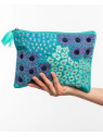 pochette turquoise motifs bleus