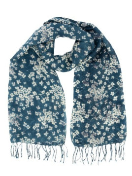 écharpe bleu et blanc évoquant la neige