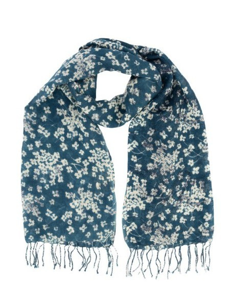 écharpe bleu et blanc évoquant la neige