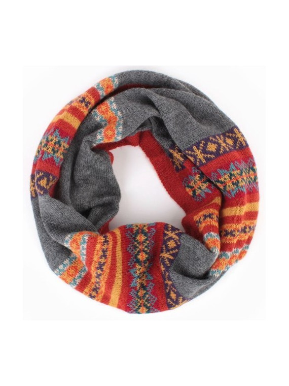 tour de cou en alpaga gris avec motifs péruviens rouges et oranges