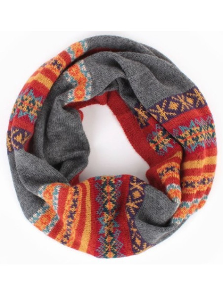 tour de cou en alpaga gris avec motifs péruviens rouges et oranges