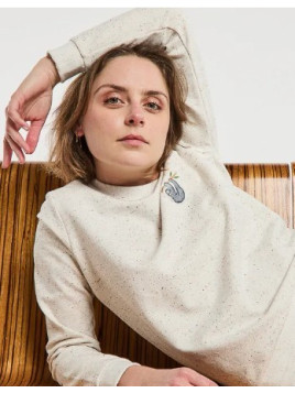 sweat femme beige avec plumetis et broderie paresseux sur la poitrine