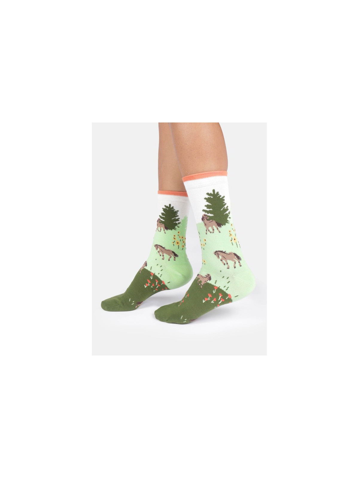 chaussettes couleur vert poix et vert forêt motifs chevaux et sapins