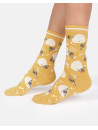 chaussettes jaunes avec motifs de ruches demi-cercle et abeilles