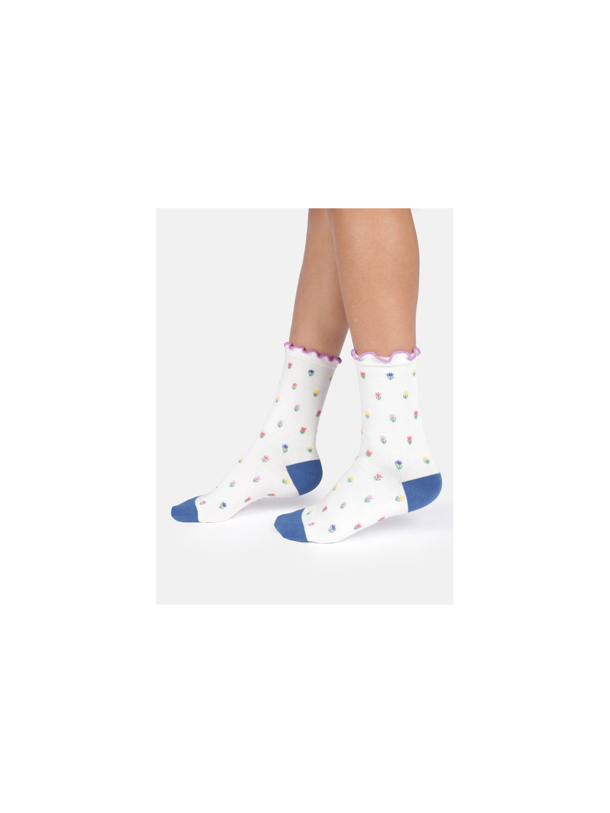 chaussettes blanches avec pointe et talon bleu motifs petites fleurs