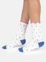 chaussettes blanches avec pointe et talon bleu motifs petites fleurs