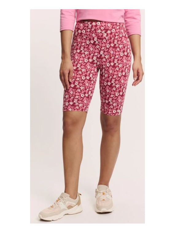 short cycliste longueur au-dessus du genou fleurs rouges sur fond blanc