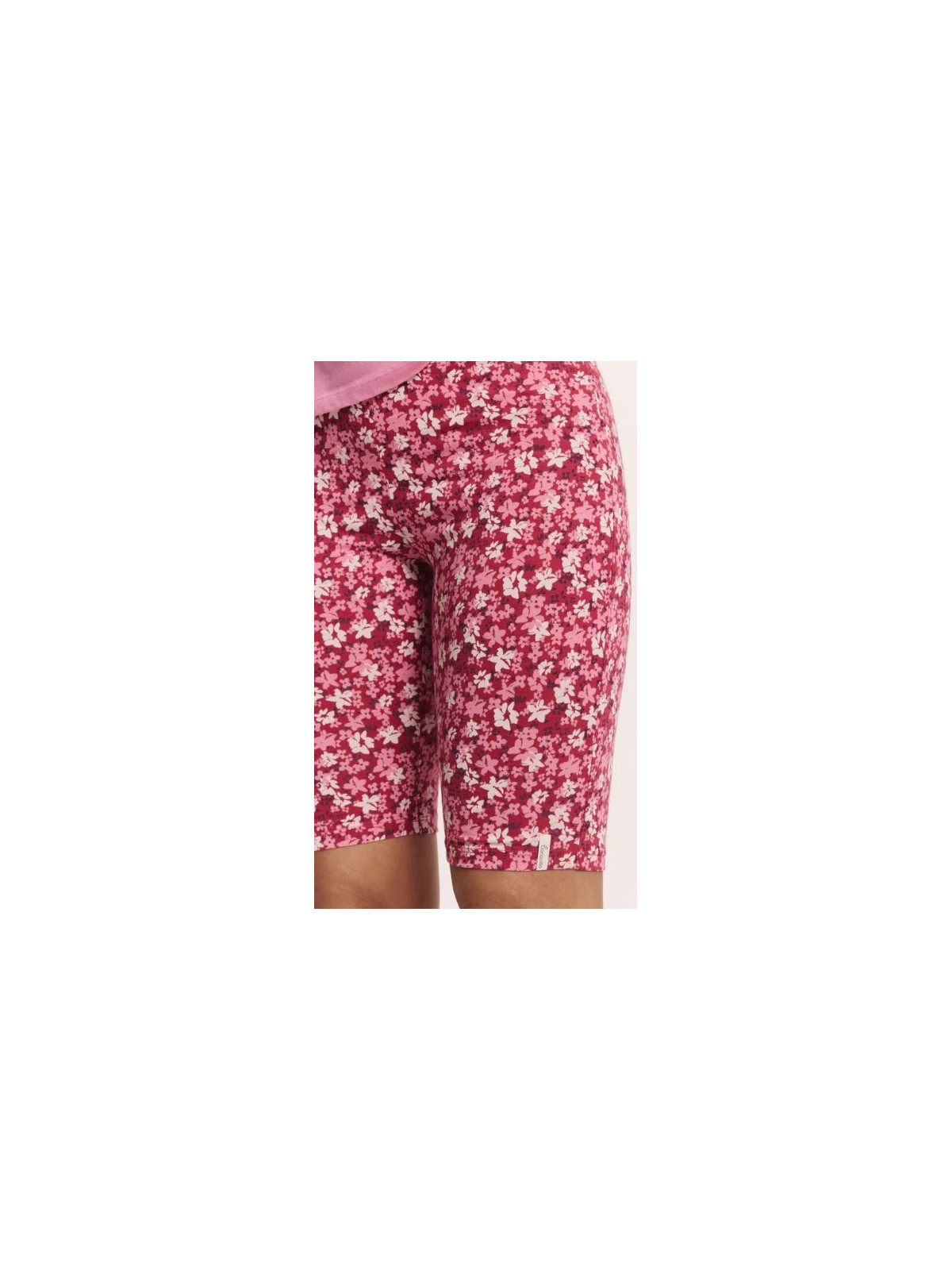 short cycliste longueur au-dessus du genou fleurs rouges sur fond blanc