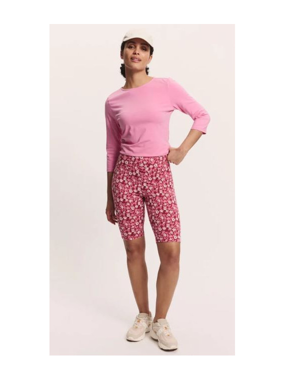 short cycliste longueur au-dessus du genou fleurs rouges sur fond blanc