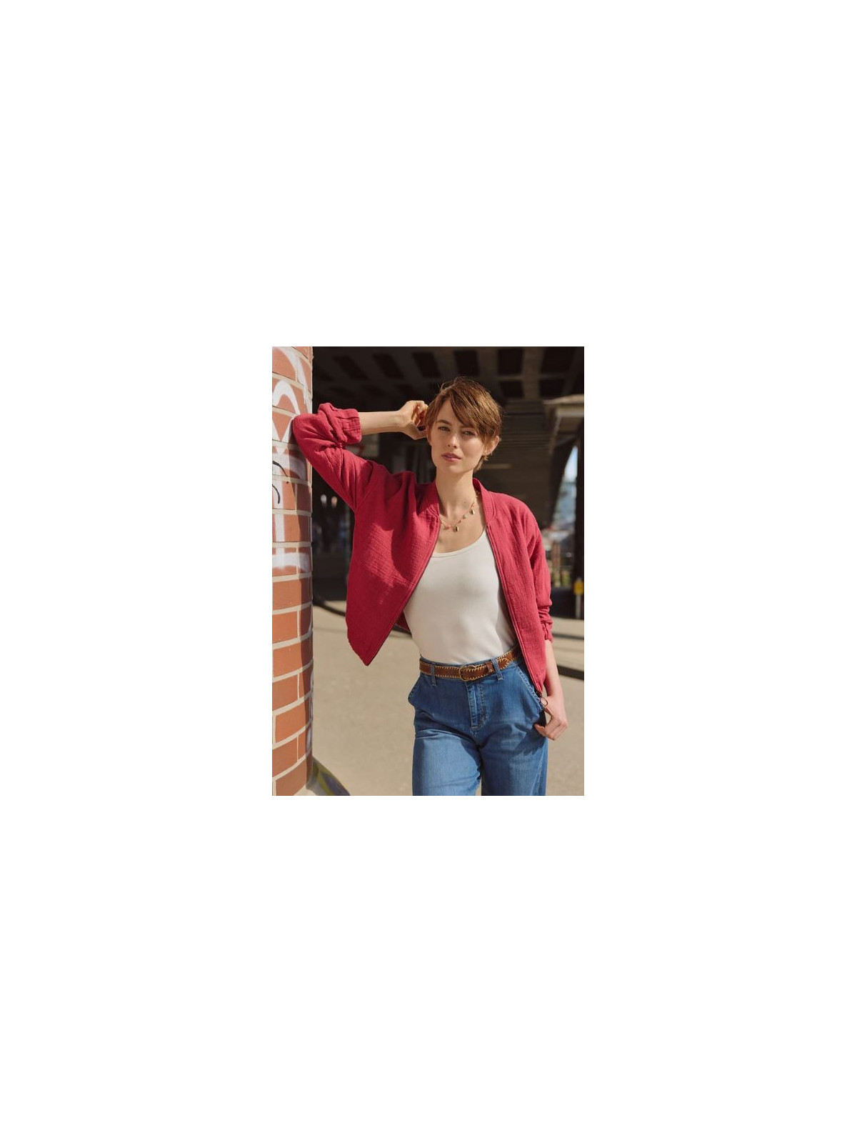 blouson court et large en mousseline rouge grenat