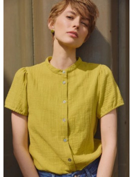 chemisier manches courtes en mousseline couleur moutarde