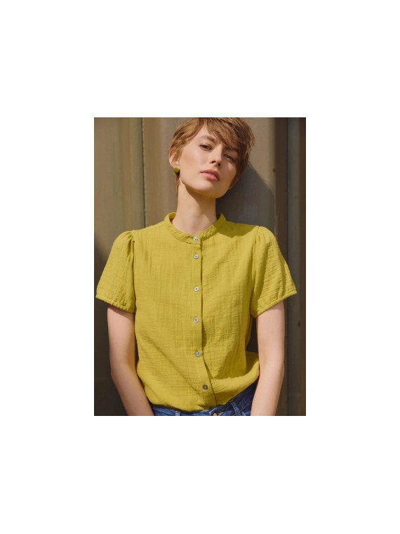 chemisier manches courtes en mousseline couleur moutarde