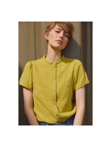 chemisier manches courtes en mousseline couleur moutarde
