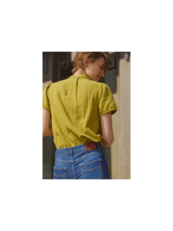 chemisier manches courtes en mousseline couleur moutarde