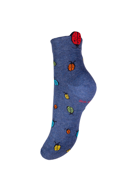 socquettes bleu avec motifs coccinelles de différentes couleurs