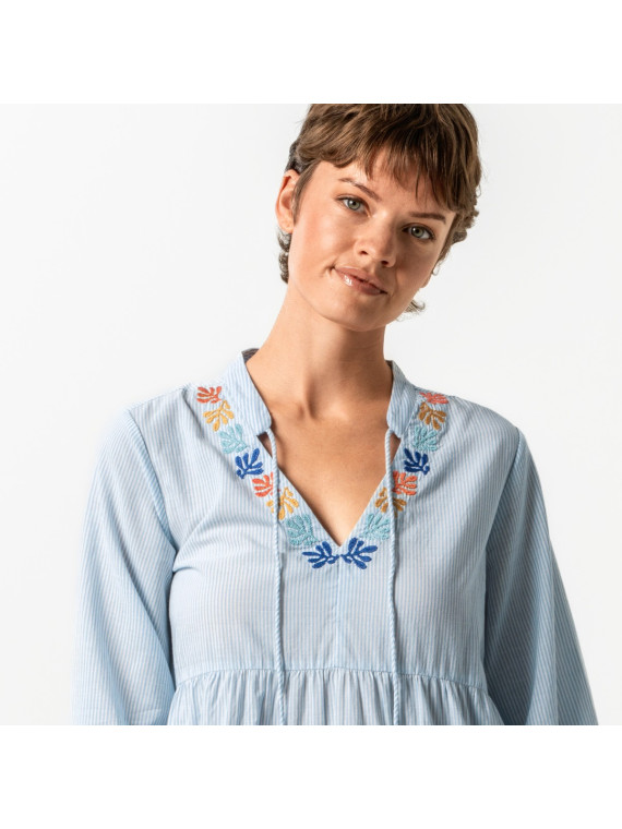 robe courte ou tunique rayée bleu clair et blanc broderies autour du col en V