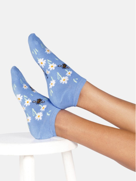 socquettes bleu avec motif marguerite et abeilles