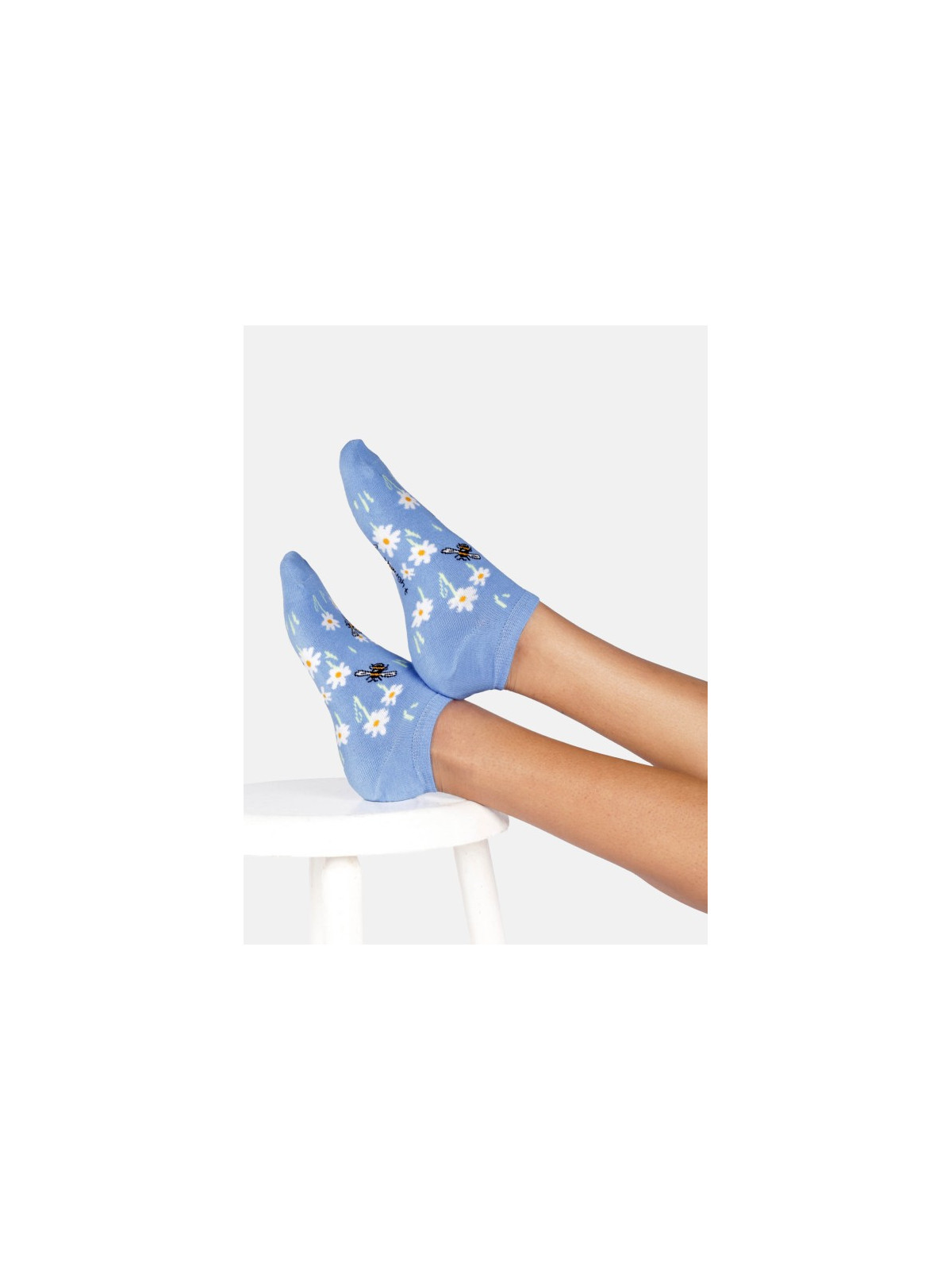 socquettes bleu avec motif marguerite et abeilles