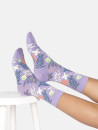 chaussettes couleur lavande avec motifs fleurs multicolores