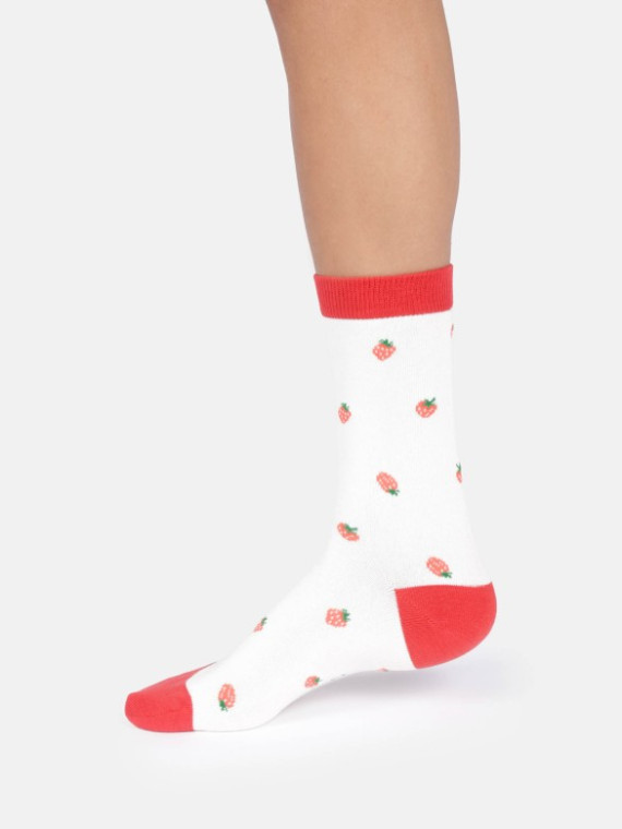 chaussettes écrues avec talon pointe et bord haut rouge motifs fraises