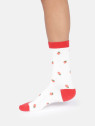 chaussettes écrues avec talon pointe et bord haut rouge motifs fraises