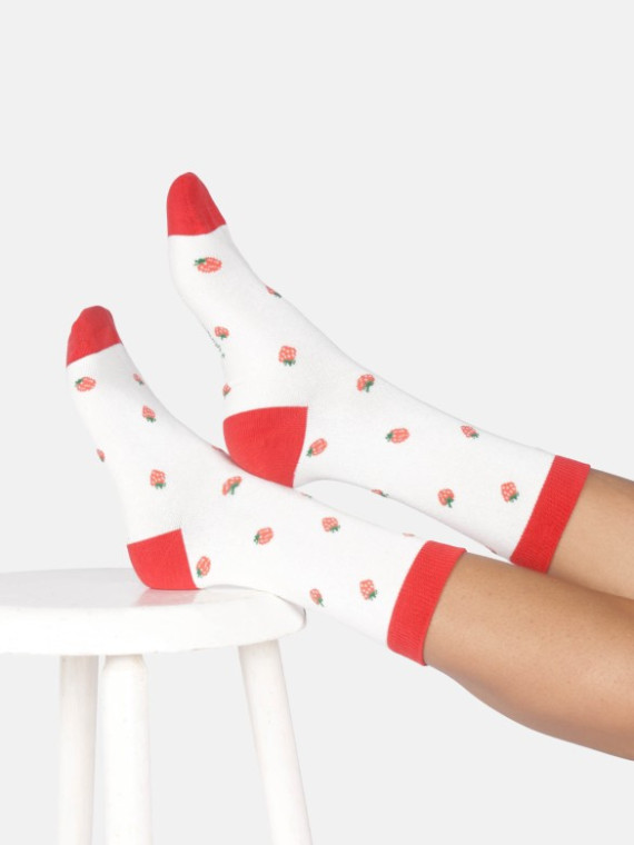 chaussettes écrues avec talon pointe et bord haut rouge motifs fraises