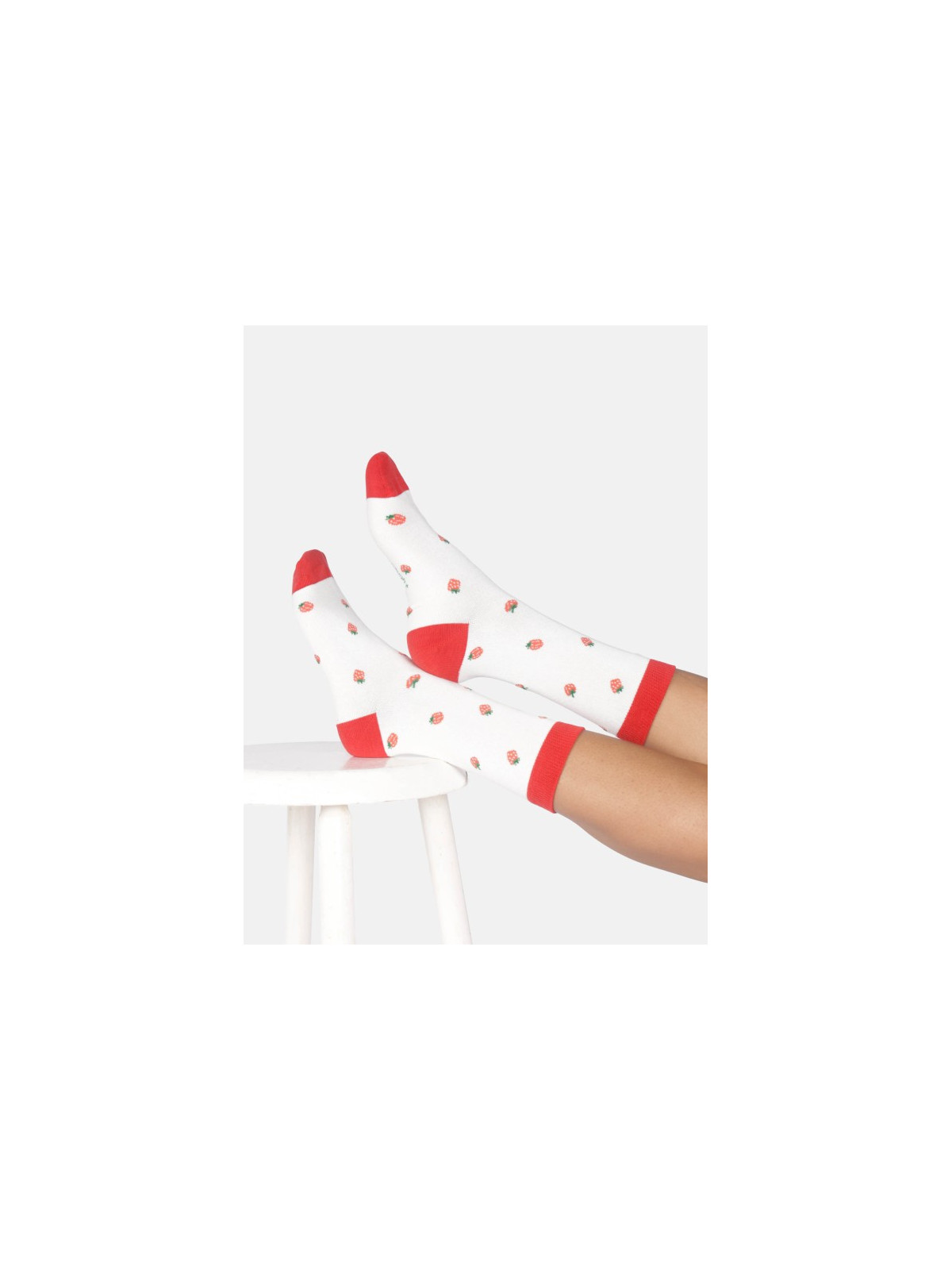 chaussettes écrues avec talon pointe et bord haut rouge motifs fraises