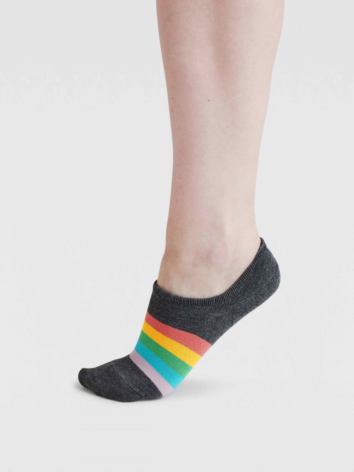 socquettes courtes grises avec motif arc-en-ciel
